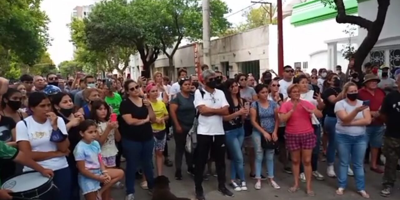 Luego de la Manifestación que hubo en Cañada de Gómez, el efectivo policial recuperaría su libertad este viernes