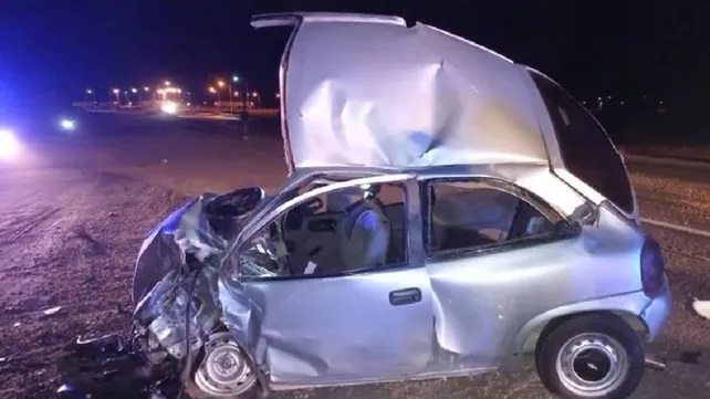 Armstrong: un muerto y varios heridos en un fuerte choque entre un auto y un camión