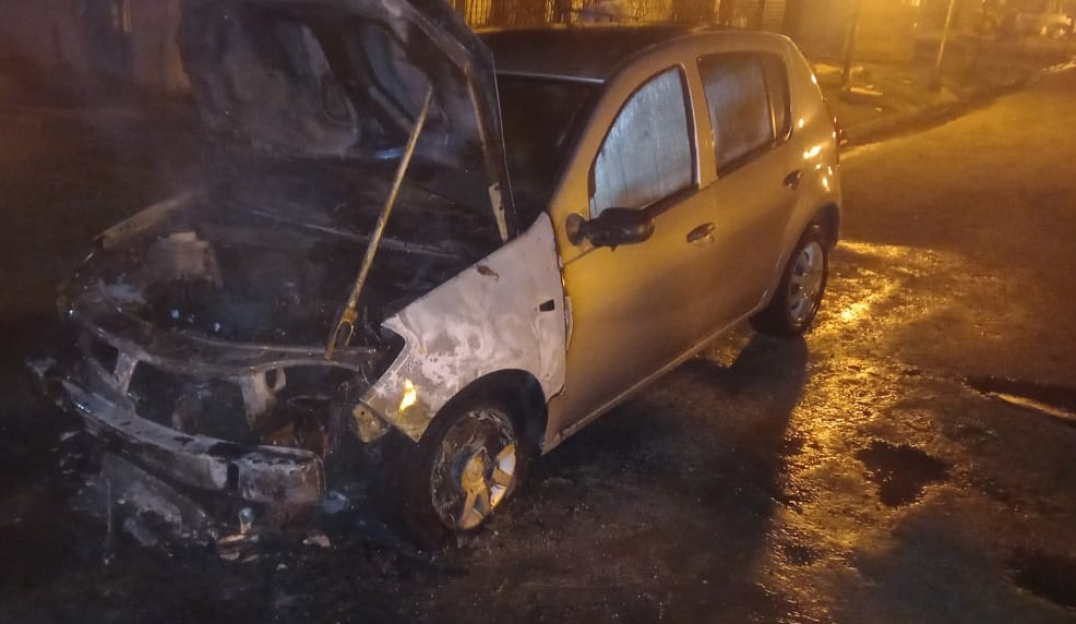 Incendio de un vehículo en calle 30