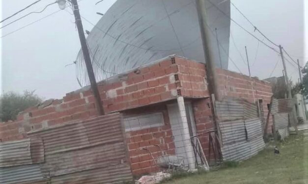 VOLADURA DE TECHO POR EL INTENSO VIENTO