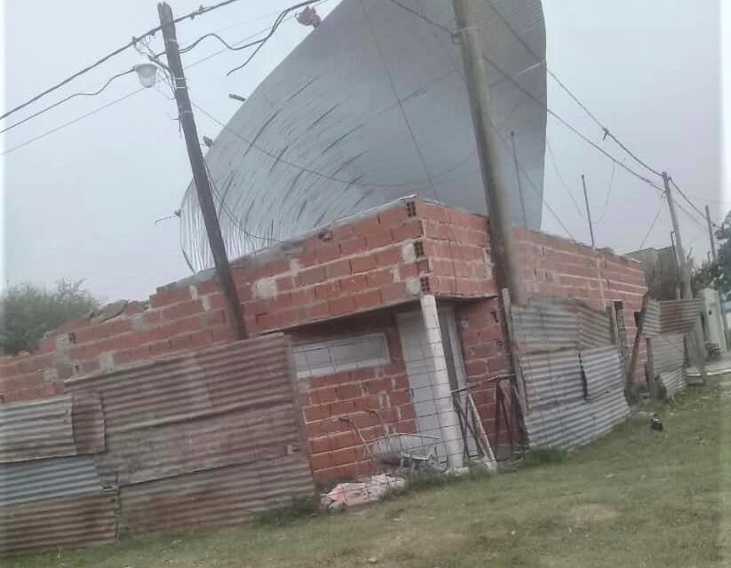VOLADURA DE TECHO POR EL INTENSO VIENTO