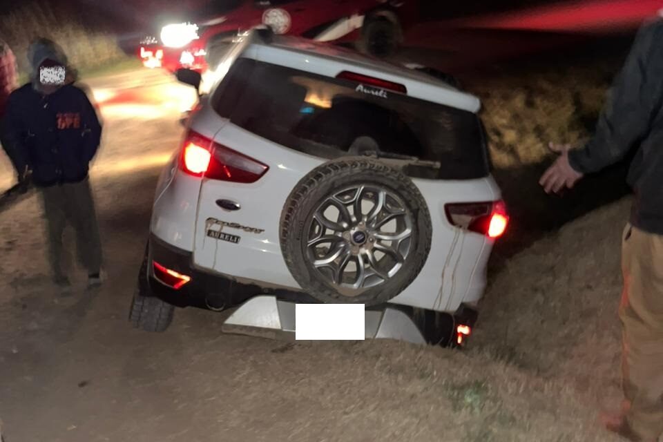 ACCIDENTE DE UN VEHÍCULO QUE CAYÓ EN UNA CUNETA