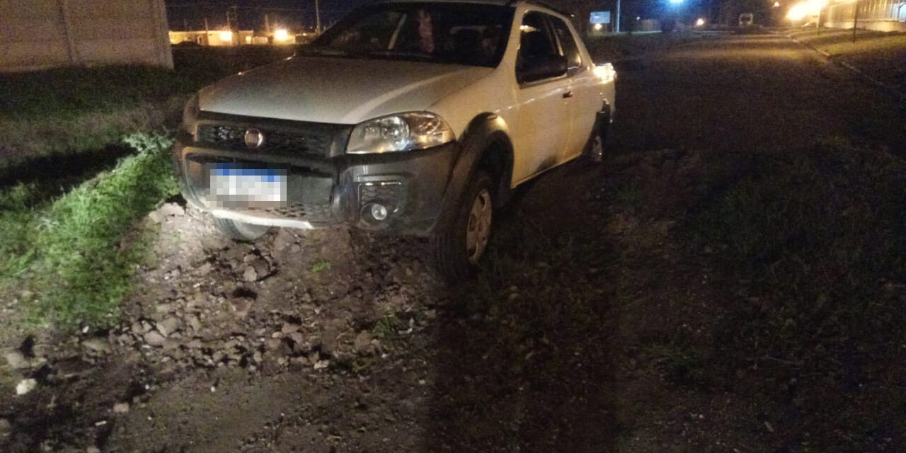 CAMIONETA COLGADA EN UN MONTÍCULO DE TIERRA