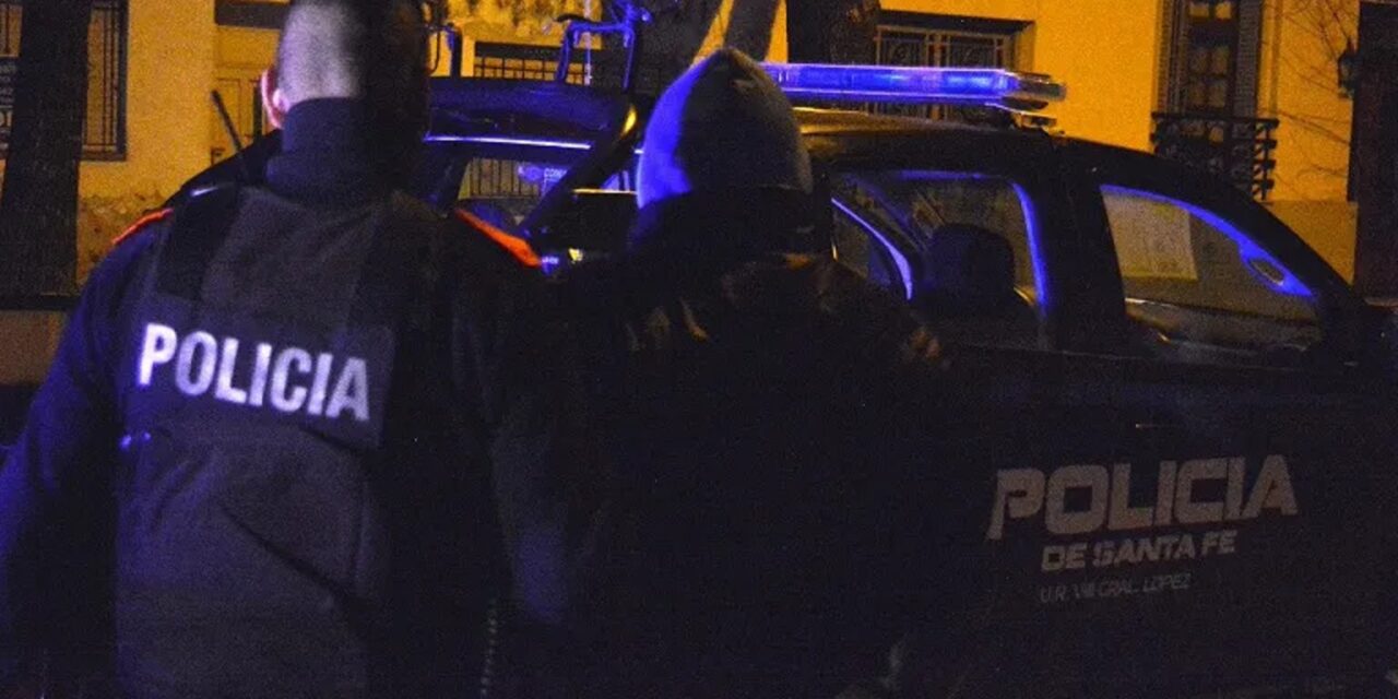 EN LAS ROSAS INTENTABAN ROBAR UN AUTO, SONÓ LA ALARMA Y QUEDÓ ATRAPADO