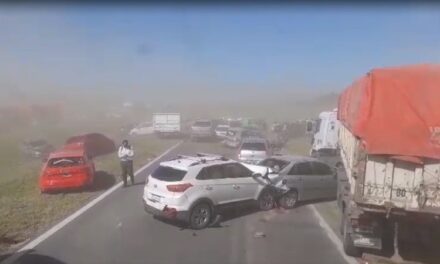 LA TORMENTA PROVOCÓ UN IMPRESIONANTE ACCIDENTE ENTRE MÁS DE 30 VEHÍCULOS EN LA AUTOPISTA