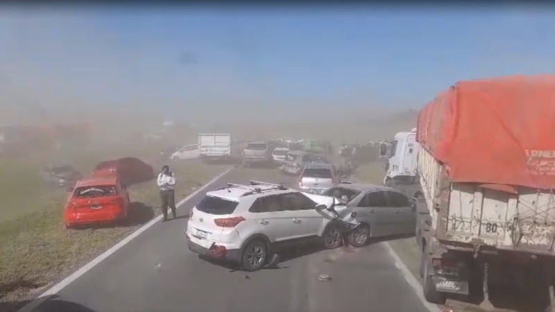 LA TORMENTA PROVOCÓ UN IMPRESIONANTE ACCIDENTE ENTRE MÁS DE 30 VEHÍCULOS EN LA AUTOPISTA