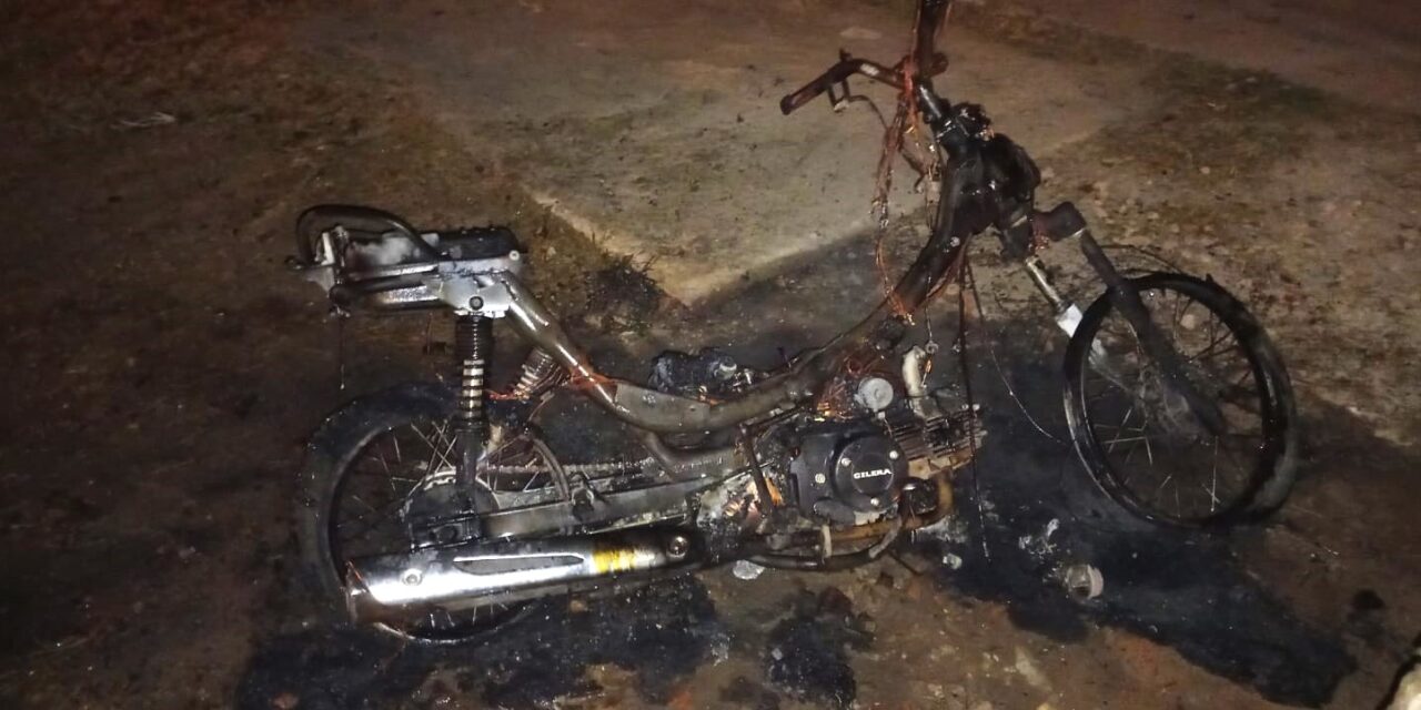 SE INCENDIÓ UNA MOTOCICLETA