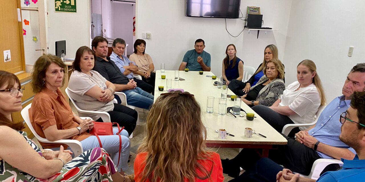 VERDECCHIA JUNTO A LA MINISTRA TEJEDA ESTUVIERON EN APID DE LAS PAREJAS