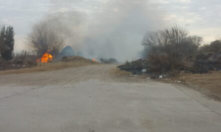 INCENDIO DE PASTIZALES EN EL CAMINO DE TRÁNSITO PESADO