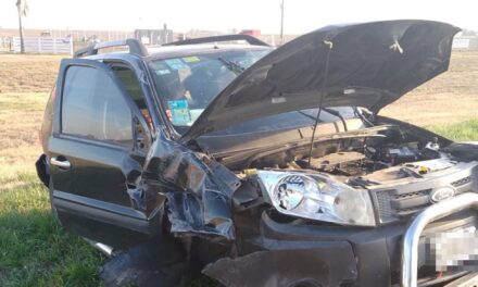 ACCIDENTE EN LA AUTOPISTA ENTRE UN AUTOMÓVIL Y UN CAMIÓN