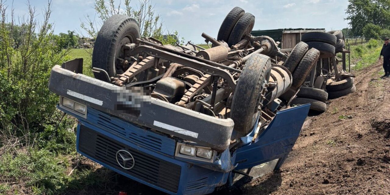 VOLCÓ UN CAMIÓN EN CAMINO RURAL
