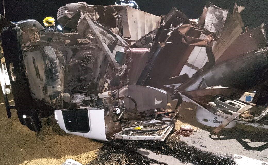 ACCIDENTE ENTRE CAMIONES EN LA AUTOPISTA