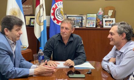 LA PROVINCIA ENTREGÓ A LAS PAREJAS MÁS DE 79 MILLONES DE PESOS PARA REPARAR PAVIMENTO DETERIORADO