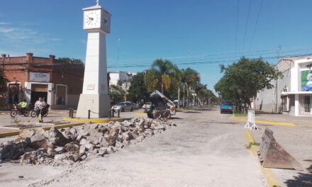 CONTINÚAN CON LA REPARACIÓN DEL PAVIMENTO DETERIORADO