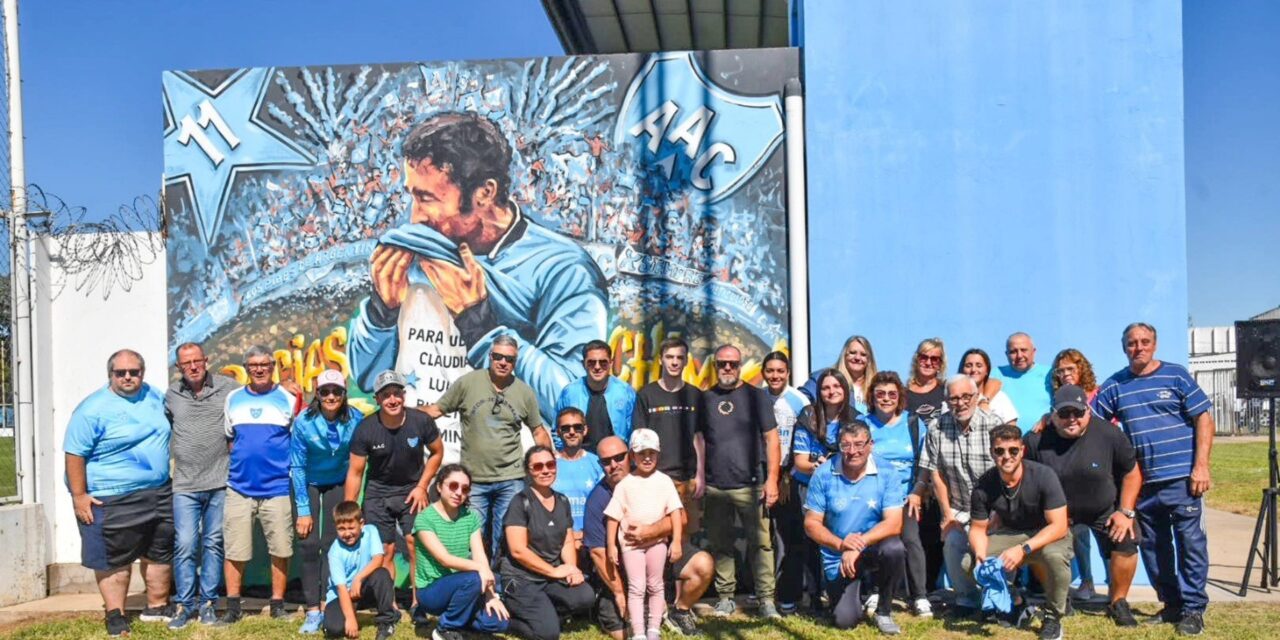 DESCUBRIERON UN MURAL EN MEMORIA DE CLAUDIO “CHIMI” FONT. GANARON LOS DOS; ARGENTINO DE LOCAL Y SPORTIVO EN LAS ROSAS.
