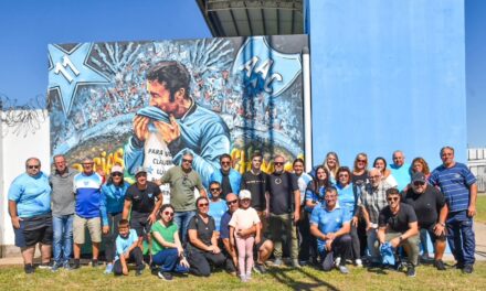 DESCUBRIERON UN MURAL EN MEMORIA DE CLAUDIO “CHIMI” FONT. GANARON LOS DOS; ARGENTINO DE LOCAL Y SPORTIVO EN LAS ROSAS.