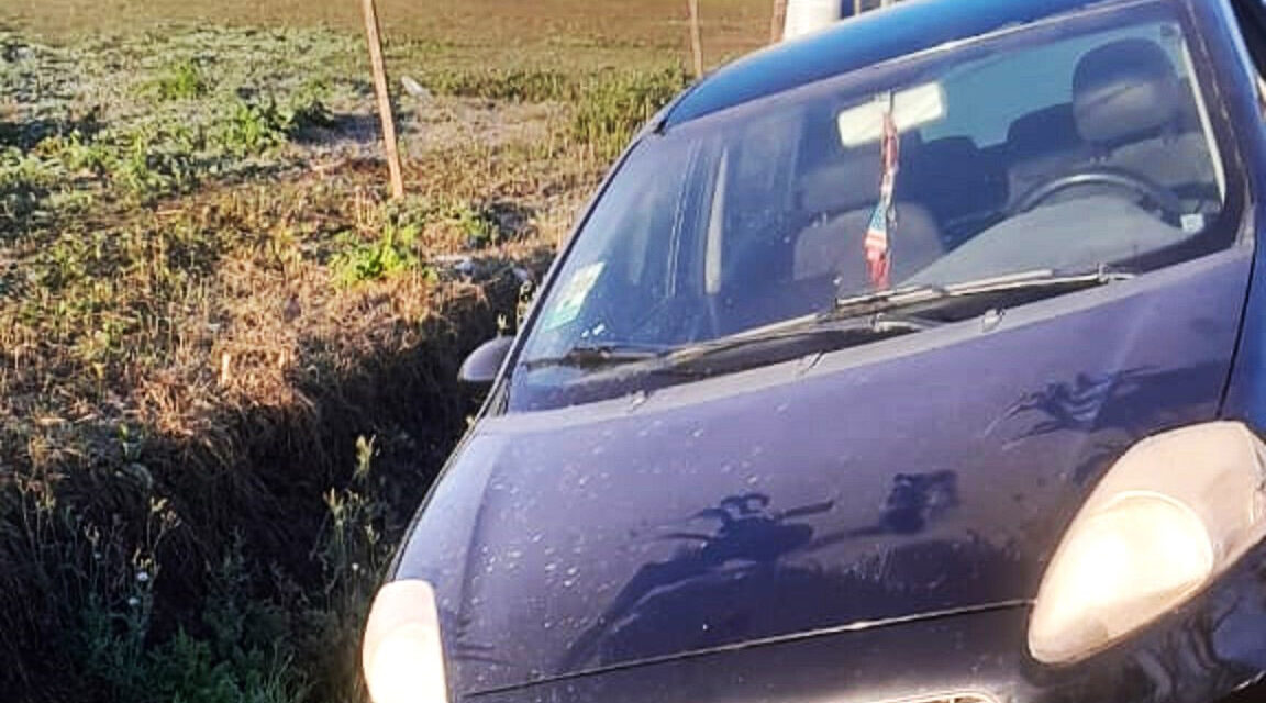 VEHÍCULO CASI CAE A UNA CUNETA Y FUE ASISTIDO POR BOMBEROS