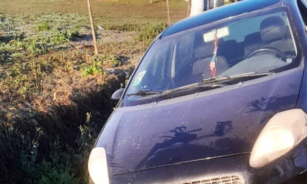 VEHÍCULO CASI CAE A UNA CUNETA Y FUE ASISTIDO POR BOMBEROS