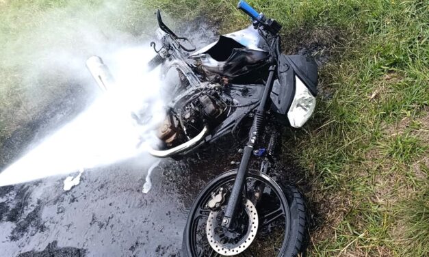 SE INCENDIÓ UNA MOTO SOBRE RUTA 178