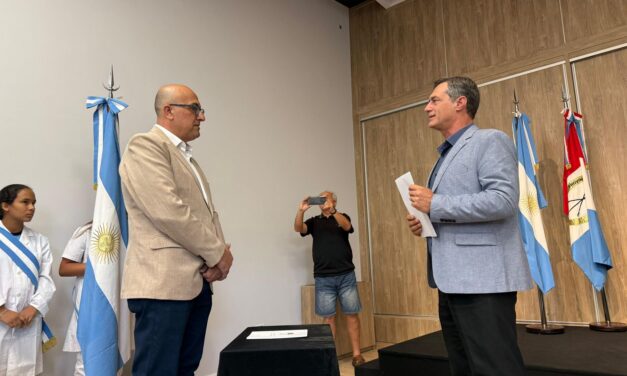 VERDECCHIA TOMÓ JURAMENTO AL NUEVO PRESIDENTE COMUNAL DE BOUQUET