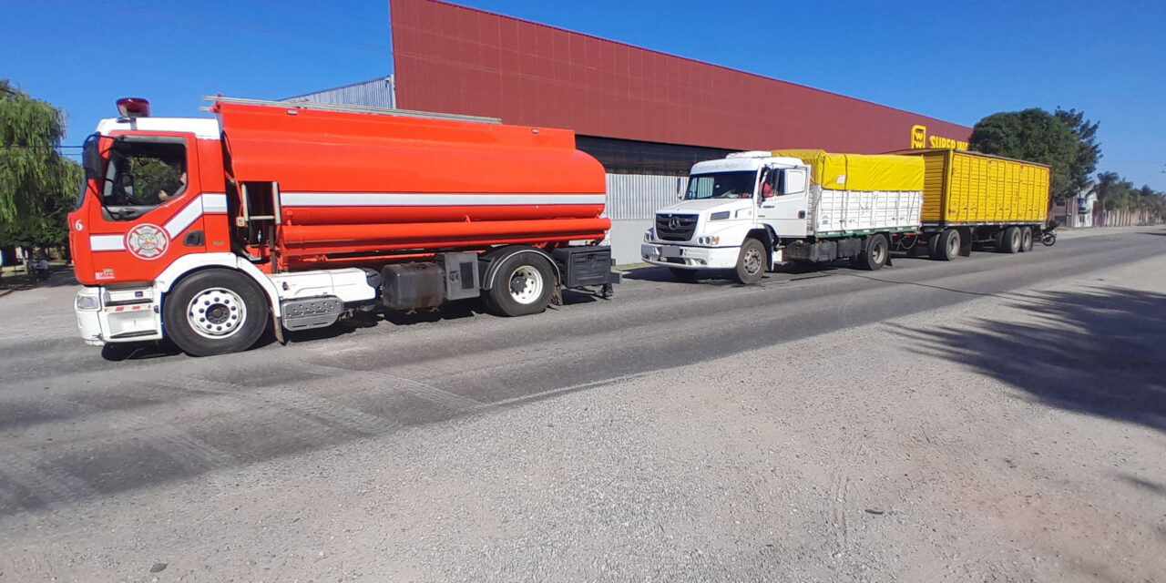 FEMENINA ACCIDENTADA EN LA RUTA Y CAMIÓN CON DESPERFECTO MECÁNICO