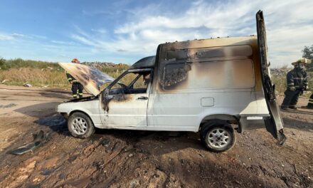 INCENDIO DE UN VEHÍCULO CAMINO AL BASURAL