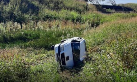 VUELCO DE UNA CAMIONETA DE VIALIDAD EN LAS ROSAS