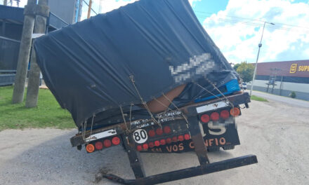 UN CAMIÓN SE HUNDIÓ EN UNA ALCANTARILLA