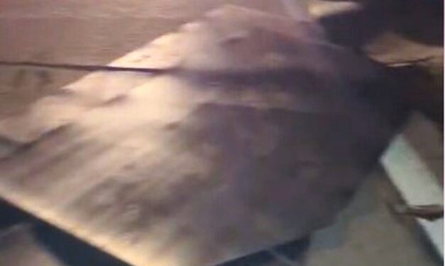 CHAPAS CAÍDAS DE UN VEHÍCULO EN LA AUTOPISTA GENERARON UN ACCIDENTE