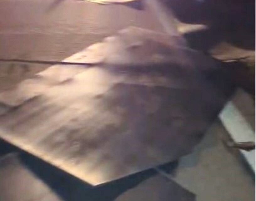 CHAPAS CAÍDAS DE UN VEHÍCULO EN LA AUTOPISTA GENERARON UN ACCIDENTE