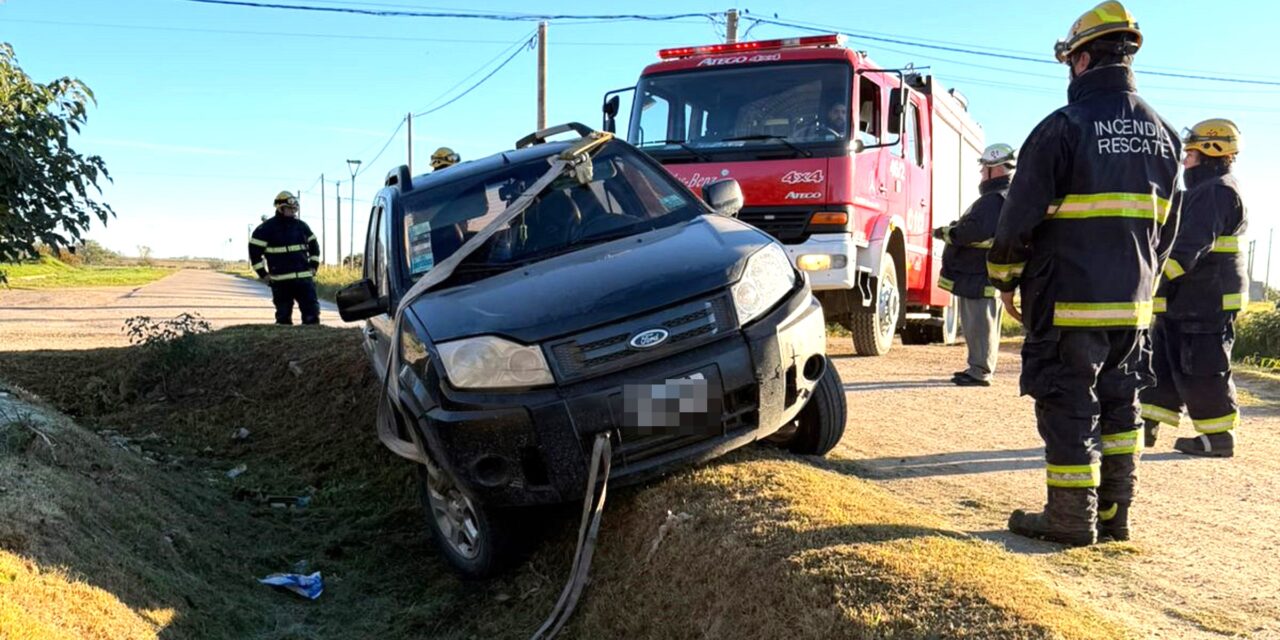 VEHÍCULO ENCAJADO EN UNA CUNETA