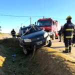 VEHÍCULO ENCAJADO EN UNA CUNETA
