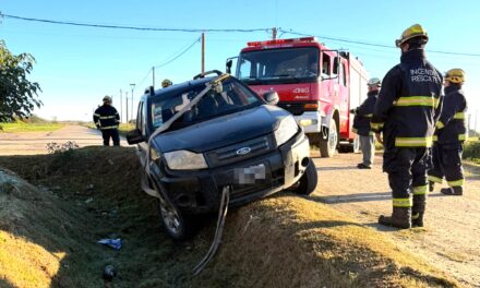 VEHÍCULO ENCAJADO EN UNA CUNETA