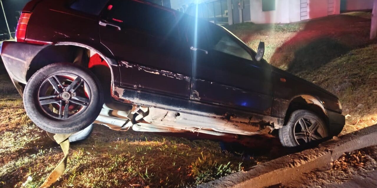 BOMBEROS TRABAJARON PARA SACAR UN VEHÍCULO ENCAJADO EN UNA CUNETA