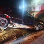 BOMBEROS TRABAJARON PARA SACAR UN VEHÍCULO ENCAJADO EN UNA CUNETA