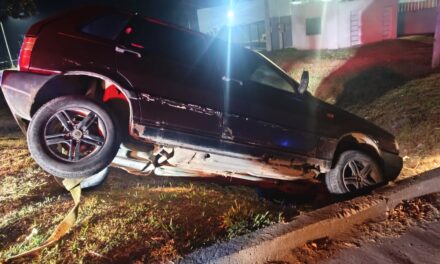 BOMBEROS TRABAJARON PARA SACAR UN VEHÍCULO ENCAJADO EN UNA CUNETA