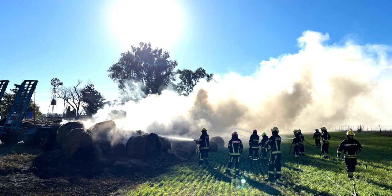 CHOCARON UNA MOTOCICLETA CONDUCIDA POR UN PAREJENSE CON UN CAMIÓN CARGADO CON FARDOS QUE SE INCENDIARON