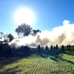 CHOCARON UNA MOTOCICLETA CONDUCIDA POR UN PAREJENSE CON UN CAMIÓN CARGADO CON FARDOS QUE SE INCENDIARON