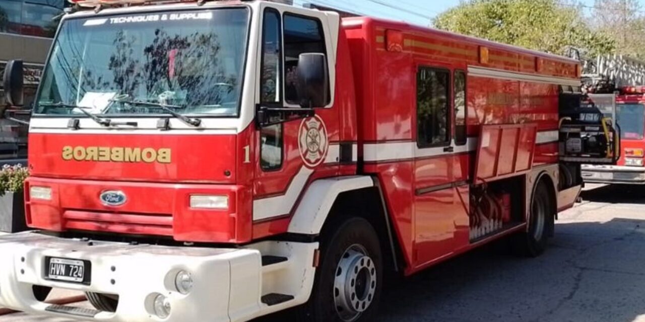 BOMBEROS RESCATARON A UNA MUJER QUE CAYÓ EN UN ZANJÓN DE DESAGÜE