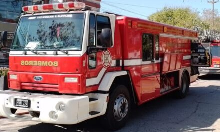 BOMBEROS RESCATARON A UNA MUJER QUE CAYÓ EN UN ZANJÓN DE DESAGÜE